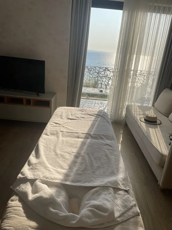 Apartment with a massage bed and a sea-view balcony