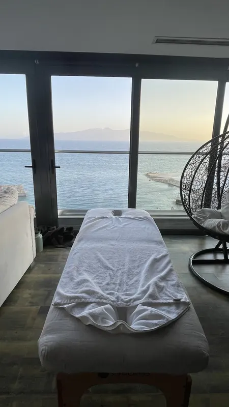 Massage bed facing windows over the sea